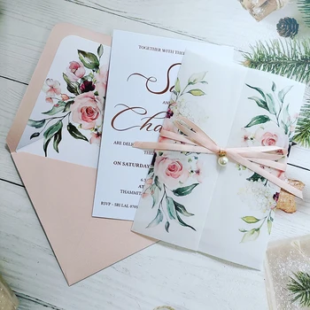 50шт Цветочные Пригласительные открытки на свадьбу с лентой и жемчугом Светло Розовый конверт с пользовательской печатью Quineanera Приглашает